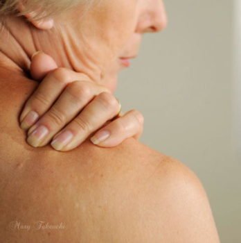 肩の痛みのための家庭薬-冷やす？温める？